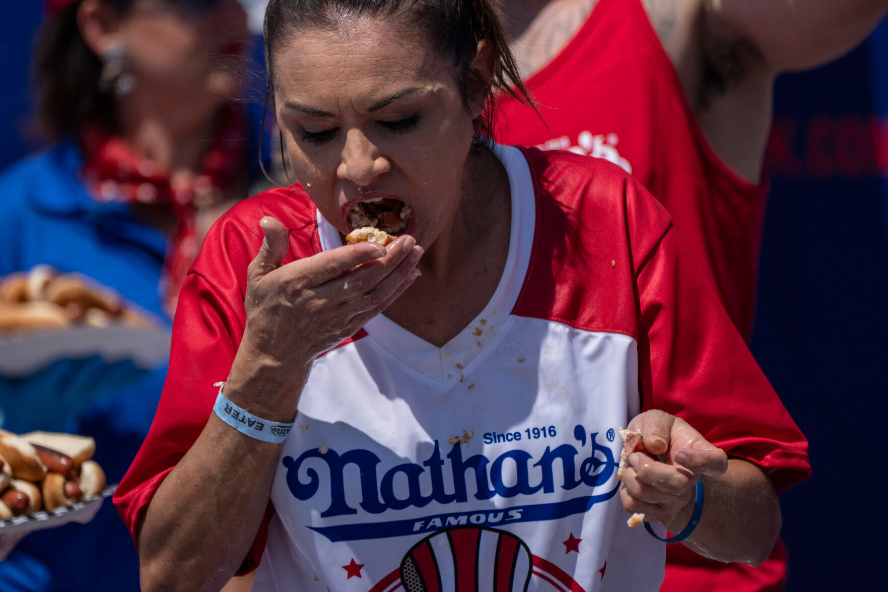 Joey Chestnut reclaims hot dog title; ÃÛèÖÖ±²¥'s Michelle Lesco takes 2nd